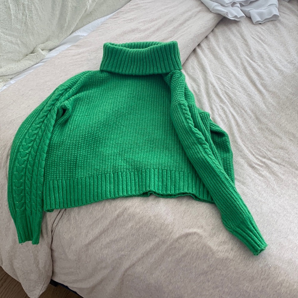 Green cropped turtle neck